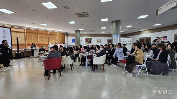 ▲18일 오후 2시 충북미래여성플라자에서 열린  '2025 충북여성생애구술사 이야기마당'에서 유정미 대표이사가 인사말을 하고 있다. 사진 박현진 기자