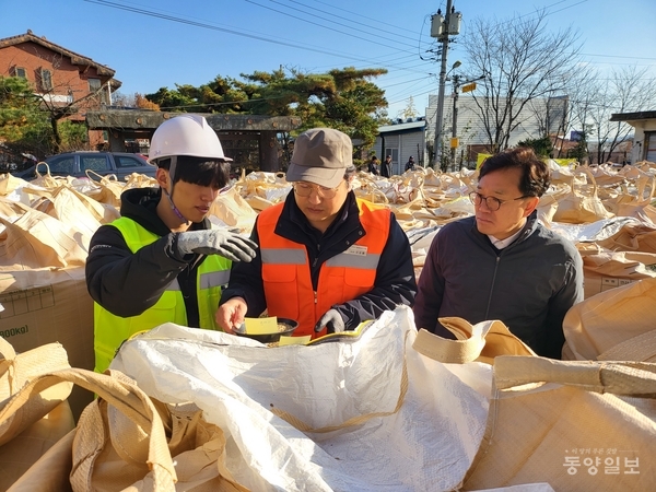 ▲ 18일 염창동(오른쪽) 흥덕구청장이 오송읍 공공비축미곡 매입 현장을 찾았다. [청주시 제공]