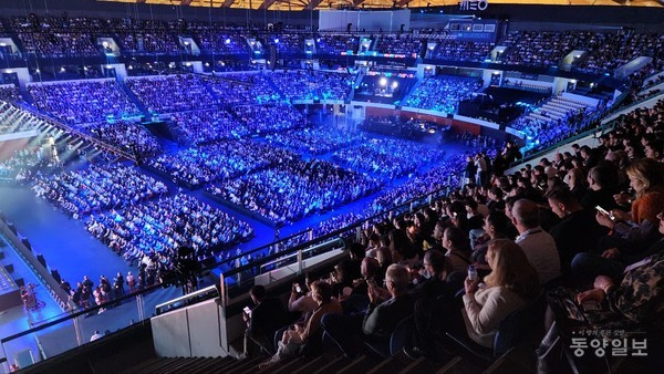 웹서밋 2025 메인무대 행사장이 참가자들로 가득 찬 모습. 전 세계 160여 개국에서 7만여 명이 참여했다.