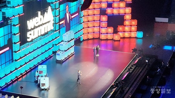 웹서밋 2025 메인무대에서 기조연설이 진행되는 모습. 현장에서는 AI·콘텐츠·미디어 산업 변화가 주요 의제로 다뤄졌다.