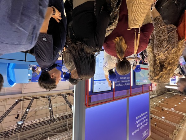 웹서밋 행사장 내 IBM 부스를 찾은 동양일보 방문단이 AI 기반 기술과 서비스 설명을 듣고 있다.