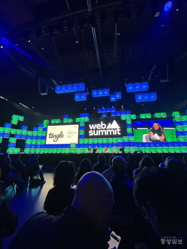 웹서밋 2025 메인무대에서 ‘기술과 인간성(Technology with Soul)’ 세션이 진행되는 모습. 참가자들이 기술이 사용자 삶에 미치는 영향을 주제로 논의를 듣고 있다.