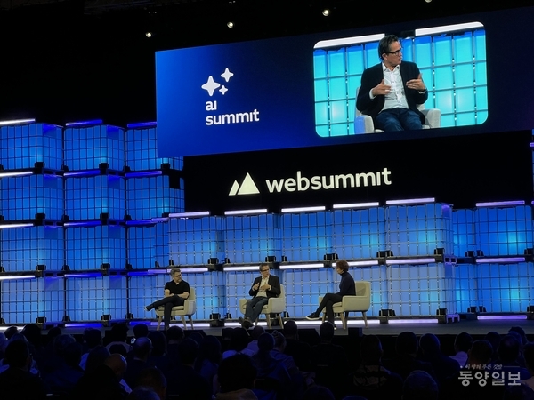 웹서밋 2025 ‘How to Survive as a Business in the Era of AI’ 세션에서 패널들이 AI 시대 기업의 생존 전략과 조직 운영 방안을 논의하고 있다.