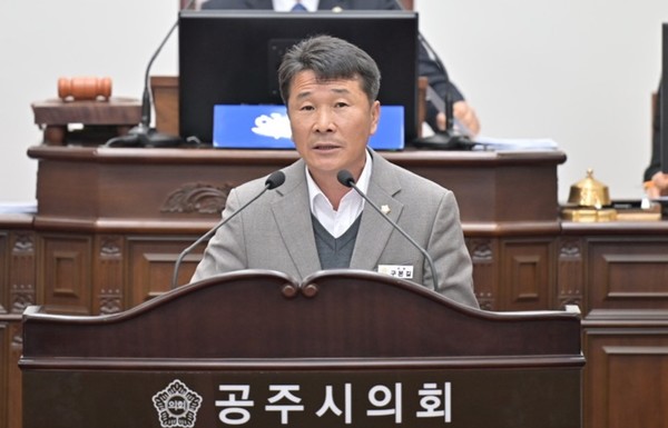구본길 공주시의원이 탄천산업단지내 입주업체의 영업허가 과정에서 드러난 ‘위법성’ 문제에 대해 감사원 감사 청구와 형사고발 방침을 밝혔다.