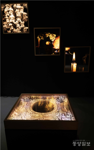 ▲김준기, 타자의 거울, 60×60cm, 아크릴 거울에 스크래치, 색상변환 LED, 한지, 라이트 박스, 혼합기법, 2025