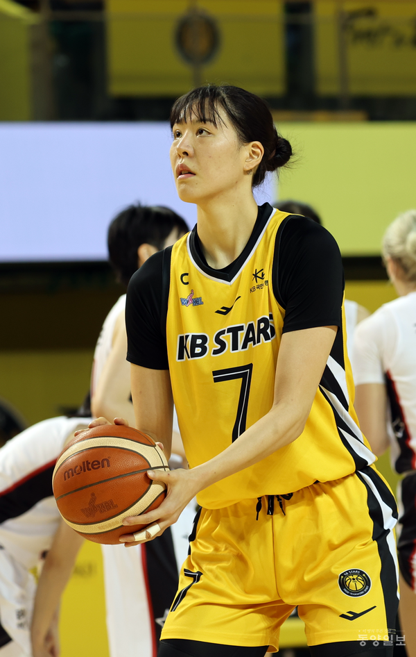 여자프로농구(WKBL) 청주KB스타즈 박지수가 22일 청주체육관에서 열린 BNK와의 홈 개막전에서 자유투를 준비하고 있다.