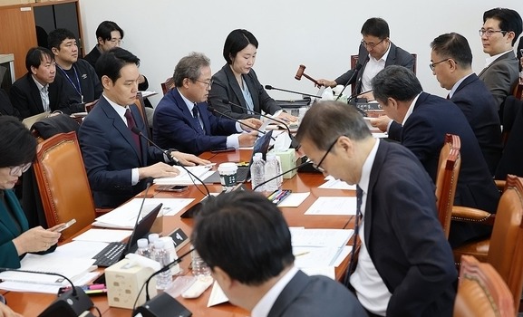 21일 서울 여의도 국회에서 열린 예산결산특별위원회 예산안 조정소위원회에서 한병도 소위원장이 회의를 주재하고 있다.