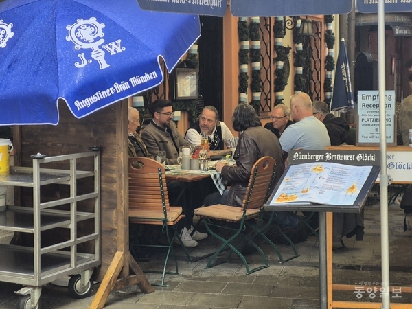 독일은 유연 은퇴 제도 시행 이후 고령층이 일과 여가를 병행하며 보다 유연한 삶을 선택하고 있다. 사진은 독일의 한 노천 식당에서 노인들이 즐겁게 음식을 먹으며 이야기 하는 모습. 사진 이태용 기자