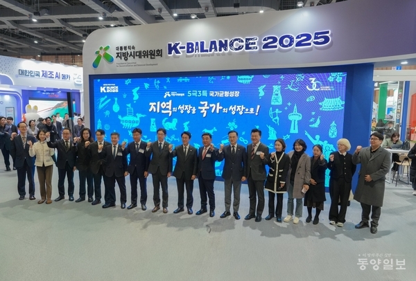 ▲ 청주문화재단 관계자들이 국무총리 표창 수상 뒤 김민석(오른쪽 아홉번째) 국무총리 등 정부인사들과 기념촬영하고 있다. 청주문화재단 제공