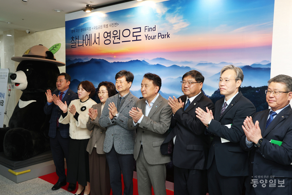 ▲지난 13일 사진전 개막행사에 참석한 김영환 충북도지사 등 관계자들이 자축하고 있다.