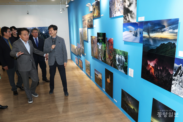 ▲지난 13일 사진전 개막행사에 참석한 김영환 충북도지사 등 관계자들이 전시를 들러보고 있다.