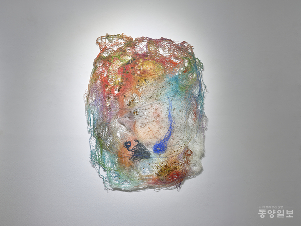 ▲ 임민수, ❮관수(觀水) - 누군가의...Ⅰ❯, 2025, 낚시줄, 혼합재료, 125x155cm, 가변설치