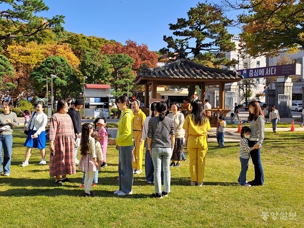 ▲ 충북문화재단은 오는 12월 6~7일 충북도자치연수원에서 가족예술교육캠프 '겨울, 틈 예술정원'을 연다. 사진은 집중 워크숍 진행 모습. 충북문화재단 제공.