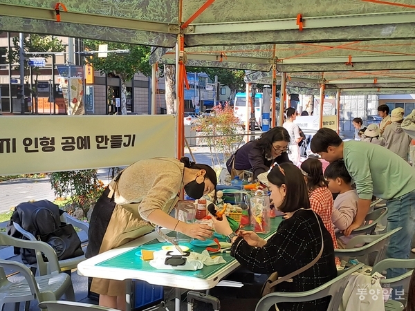 ▲충북문화재단은 오는 12월 6~7일 충북도자치연수원에서 가족예술교육캠프 '겨울, 틈 예술정원'을 연다. 사진은 체험 부스 진행 모습.