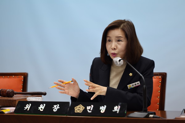 부여군의회 민병희 의원이 297회 정례회 1차 본회의에서 5분 자유발언을 하고 있다.