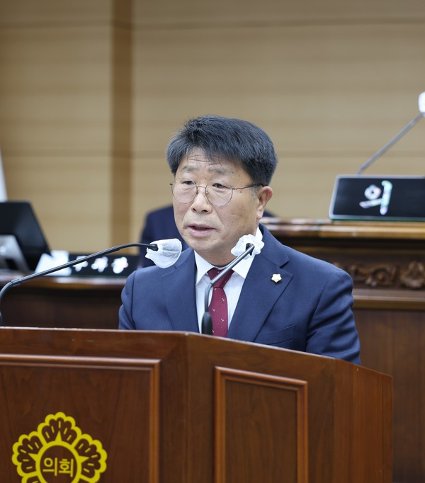 부여군의회 조덕연 의원이 297회 부여군의회 정례회 1차 본회의에서 5분 자유발언을 하고 있다.