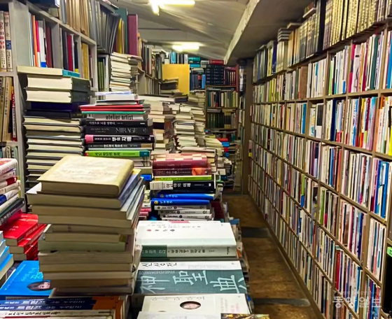 ▲ 65년 역사를 자랑하는 경남 진주의 '오래된 책방'은 지역문화 산실로서의 향토서점 보존을 주장하는 주민과 기업 배려로 그 명분을 유지하고 있다.
