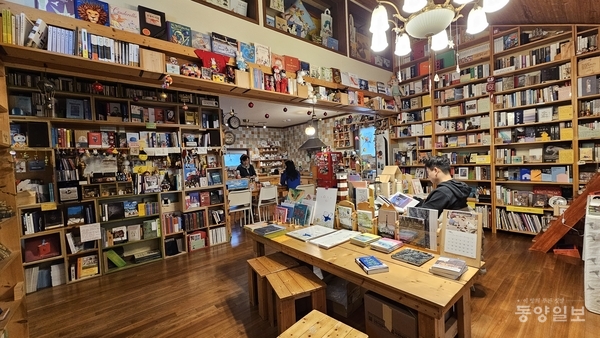 ▲ 충북 괴산의 '숲속작은책방'은 시대적 흐름에 반응하면서 공공기관 납품, 학교·도서관을 통한 홍보, 강의, 북스테이 운영 등 특화 운영을 통해 시골 오지임에도 독자 스스로 찾아오게 만들며 독립서점으로서의 면모를 이어가고 있다. 사진 박현진 기자