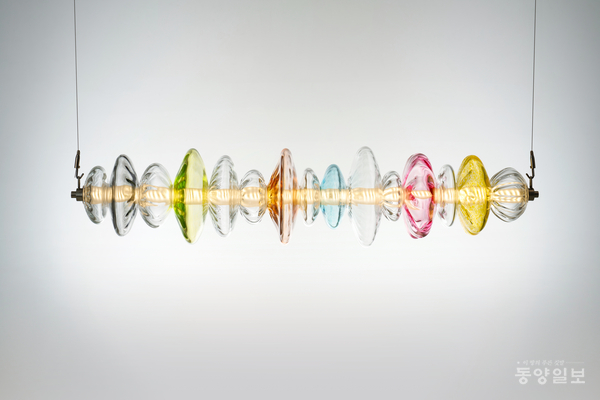 ▲유리공예 특별전-선우 용, Waveform color 2, 2024, 86×19×27cm, 유리, 스테인리스 스틸 Glass, Stainless steel
