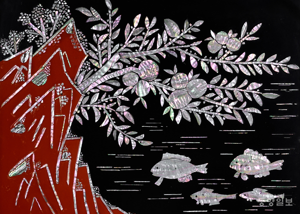 ▲입주작가 전시-김성호 Kim Sungho_천도어문액자_홍송,옻칠,자개 Korean pine, Lacquer, Mother-of-pearl_53x40x3(cm)_2024-2025