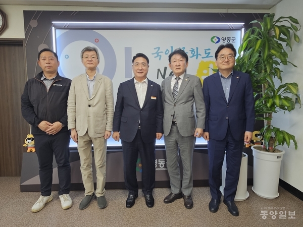 자넌 16일 유정선(오른쪽 두 번째) 회장과 정영철(가운데) 영동군수 등 관계자들이 간담회 후 기념촬영하고 있다. /건협 충북도회