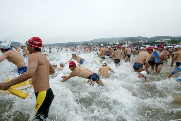 지난해 열린 태안 학암포해수욕장 핀수영대회에서 참가자들이 바다로 뛰어들고 있다.