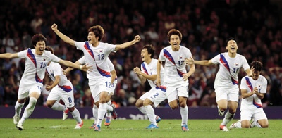 5일 영국 카디프의 밀레니엄 스타디움에서 열린 2012 런던올림픽 남자축구 8강전 대한민국과 영국의 경기에서 1:1 연장전 무승부 후 가진 승부차기에서 이범영이 영국의 5번째 키커인 스터러지 다니엘의 슛을 막으며 5:4로 승리하자 선수들이 기뻐하고 있다. 한국 축구대표팀은 올림픽 도전 64년 만에 사상 첫 4강 진출의 쾌거를 이룩했다.