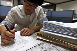 6일 오후 서울 영등포구 여의도동 금융소비자원에서 관계자가 양도성예금증서(CD)금리대출 집단소송 서류를 정리하고 있다. 금융소비자원은 은행간 CD금리 담합으로 피해를 본 금융소비자들을 대상으로 지난달 30일부터 집단소송 접수를 받고 있다.