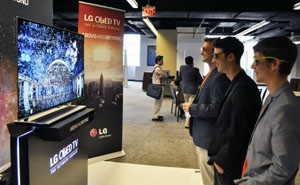 15일부터 18일까지 미국 보스턴의 웨스틴 보스톤 워터프론트 호텔에서 열린‘미국산업디자인협회 2012 컨퍼런스(IDSA 2012 International Conference)’ 에서 디자이너들이 IDEA 은상을 수상한 LG 올레드 TV를 관심있게 지켜보고 있다.