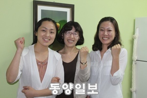 충북도여성발전센터 성별영향평가팀(왼쪽부터)정숙정 팀장과 윤혜영 권문영 연구원이 파이팅을 하고 있다