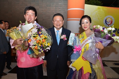 음성 청결고추 아줌마·미스터 수상자인 남미현(오른쪽)·최성규(왼쪽)씨가 이필용 군수와 기념촬영을 하고 있다.