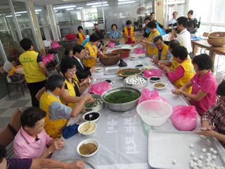 지역 기관 단체들이 추석맞이 송편만들기 행사에 참가해 봉사대원들을 돕고 있다.