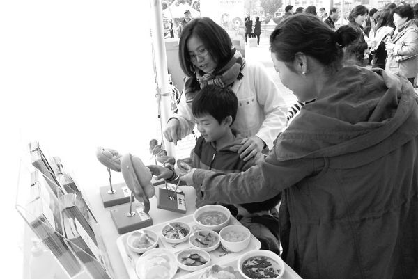 보은대추축제장에 설치된 건강부스에서 어린이가 건강체크를 하고 있다.