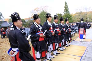 지난달 30일 금산 칠백의총에서 ‘임진란 7주갑 기념행사’가 열렸다. 금산 눈벌전투에서 마지막 일인까지 왜적에 맞서 전사한 조헌 선생과 700의사를 기리기 위해 단제사를 지내고 있는 모습. <금산/길효근>