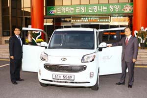 새로 구입한 친환경 전기자동차와 옆에서 기념촬영 한 이석화 청양군수(오른쪽).