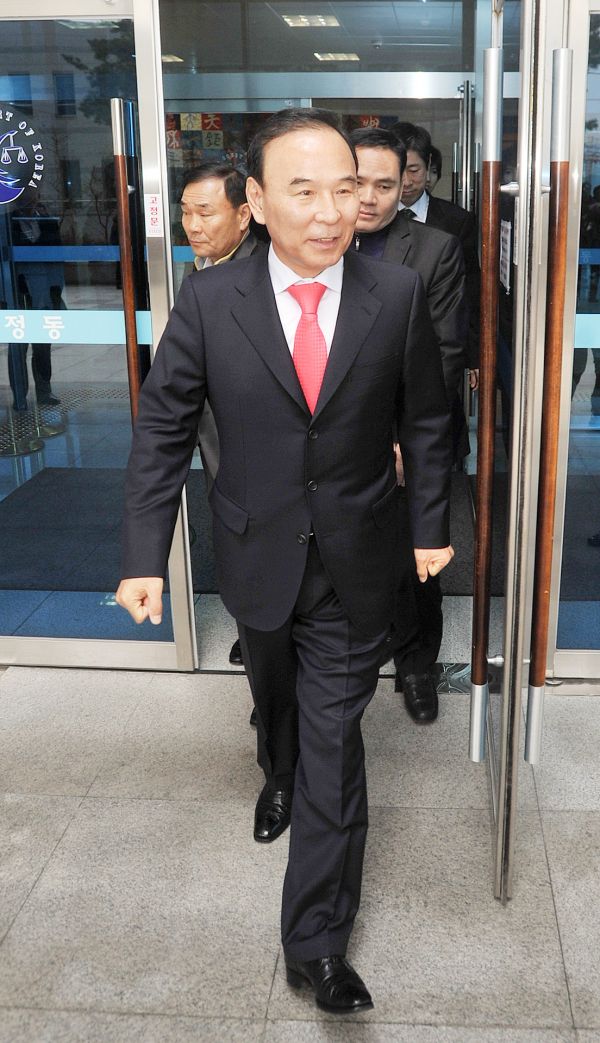 공직선거법 위반 혐의로 불구속 기소된 새누리당 박덕흠 의원이 28일 청주지법에서 첫 공판을 마친후 법정을 나서고 있다.<사진/임동빈>