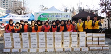 수곡2동 자원봉사대 회원들이 김장김치를 담가 독거노인과 한부모가정 등 어려운 아웃들에게 나눠주기 위해 한자리에 모여 기념촬영을 하고 있다.