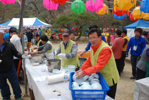 마곡사 신록축제에서 회원들이 점심공양준비를 하고 있다.