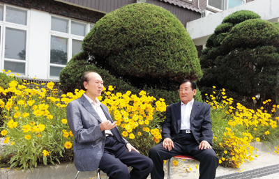 학교 설립자인 오치선 박사(왼쪽)가 박연태 교수와 교정에서 학교발전방안에 대해 대화를 나누고 있다 