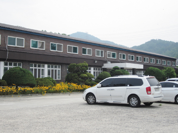  2층 구조의 단촐한 학교 본관건물.