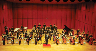 지난해 열린 청소년에술제에서 이강희 한국교통대 교수가 이끄는 ‘충청필청소년교향악단’이 공연을 하고 있다.