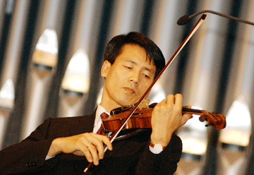 바이올리니스트 차인홍 미국 오하이오 라이트 주립대 교수가 기도와 묵상에 도움을 주는 클래식 ‘타이스의 명상곡(Meditation de Thais)’을 연주하고 있다.