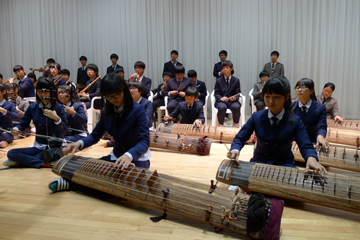 국악의 고장 영동의 명맥을 잊기 위해 심천중 전교생들은  음악시간에 국악기 연주를 배우고 있다.