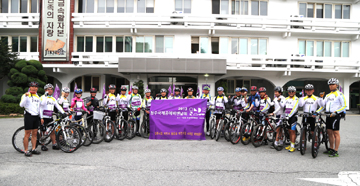 청주시청 자전거동호회원들이 지난 6월 22일 3개월간 공예비엔날레 홍보를 위한 전국 투어 출발에 앞서 시청에서 기념사진을 찍고 있다.