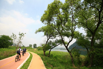 북한강 자전거길은 오른편으로 수려한 북한강을 끼고 달릴 수 있는 자전거길이다. 남양주 양수철교에서 시작하는 북한강 자전거길은 가평을 거쳐 춘천 신매대교까지 70.4㎞에 이른다. 
