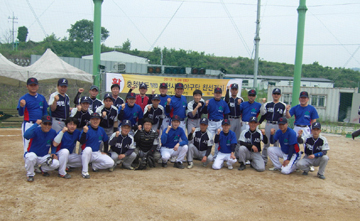 제천시청야구단 ‘프렌즈’와 ‘가이즈’팀이 친선경기를 위해 한자리에 모여 파이팅을 외치고 있다.