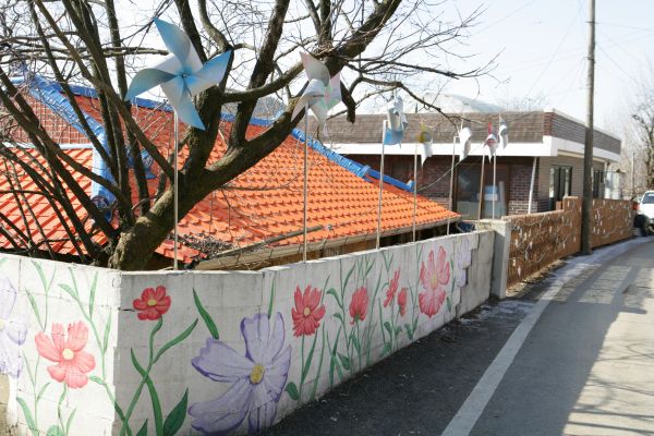 양촌명 오산리 바랑산마을 담벼락에 그려진 벽화가 정겹다.