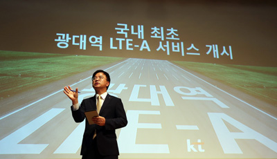  KT 표현명 사장이 2일 오전 서울 광화문 KT 사옥에서 ‘광대역 LTE-A 서비스’ 계획을 발표하고 있다. 