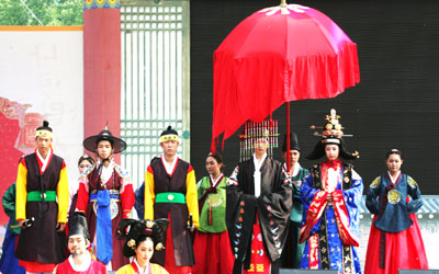 청원군이 매년 열고 있는 ‘세종대왕행차와 초정약수 축제’에서 왕과 왕비의 초정약수 행차를 재현하고 있는 모습.