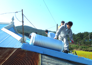 서산시 대산읍 화곡리 다문화가정의 지붕 보온공사와 수리작업을 하고 있다.